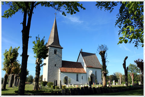 Halla kyrka - foto: Bernt Enderborg