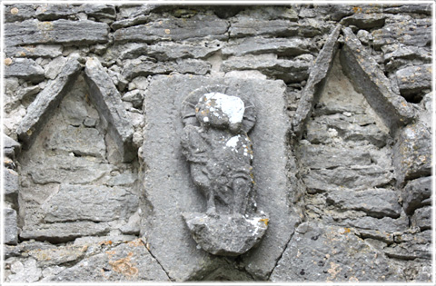 Reliefer p den medeltida port vid Gothem prstgrd