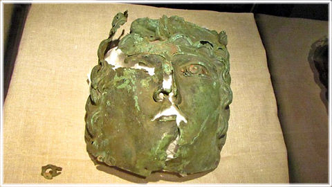 En romersk bronsmask, 100-talet e.Kr. - foto: Ulrika Uusitalo Fernholm, Sveriges Radio