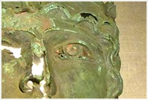 Nrbild av den romerska bronsmasken