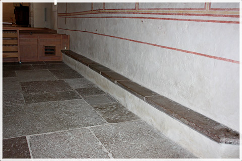 Medeltida stenbnkar i Garda kyrka