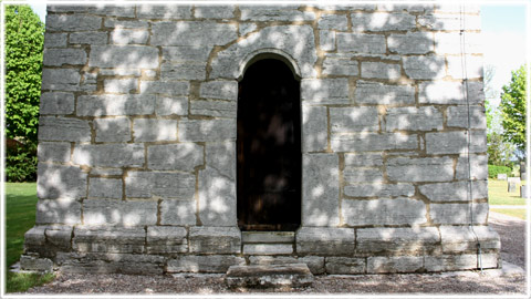 En portal i Halla kyrka - foto: Bernt Enderborg